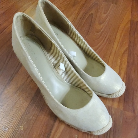 Golden espadrilles - Picture 1 of 6